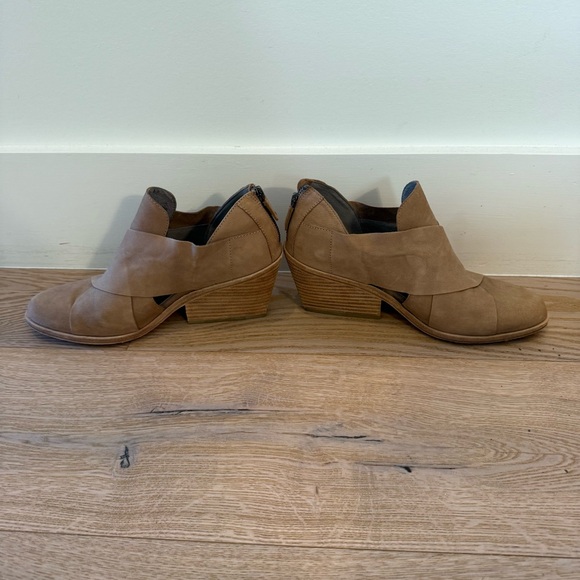 Eileen Fisher Jenkin's Zip Nubuck Beige Suede Boots 8.5 Minimalist Contemporary - Picture 2 of 9